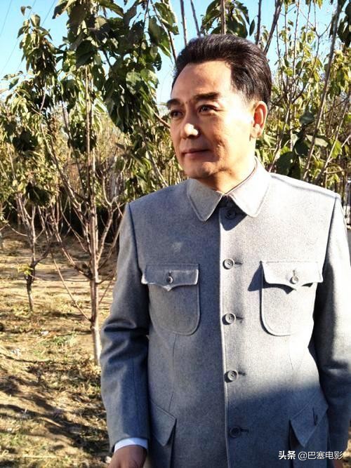 青年周恩来别硬演，朱亚文印象深，陈坤黄晓明不沾边，靳东也一般