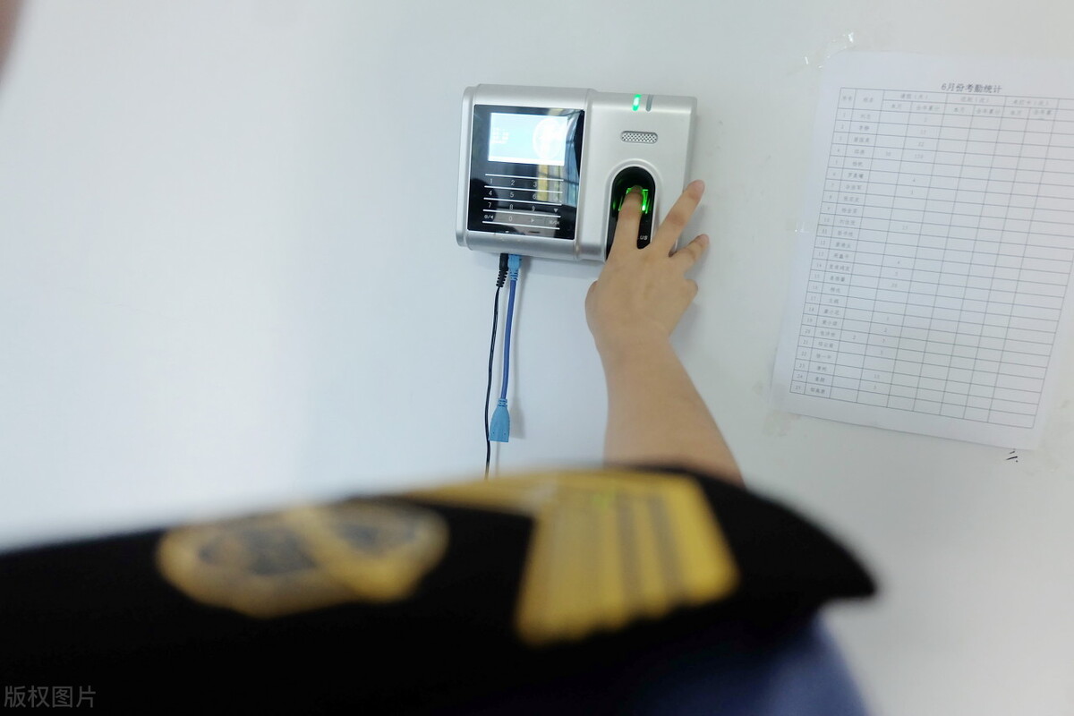 疫情期间在家照顾孩子，却因此被公司开除，合法吗？