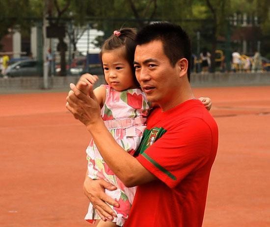 女足夺冠了，这个54岁的男人在演播厅哭了