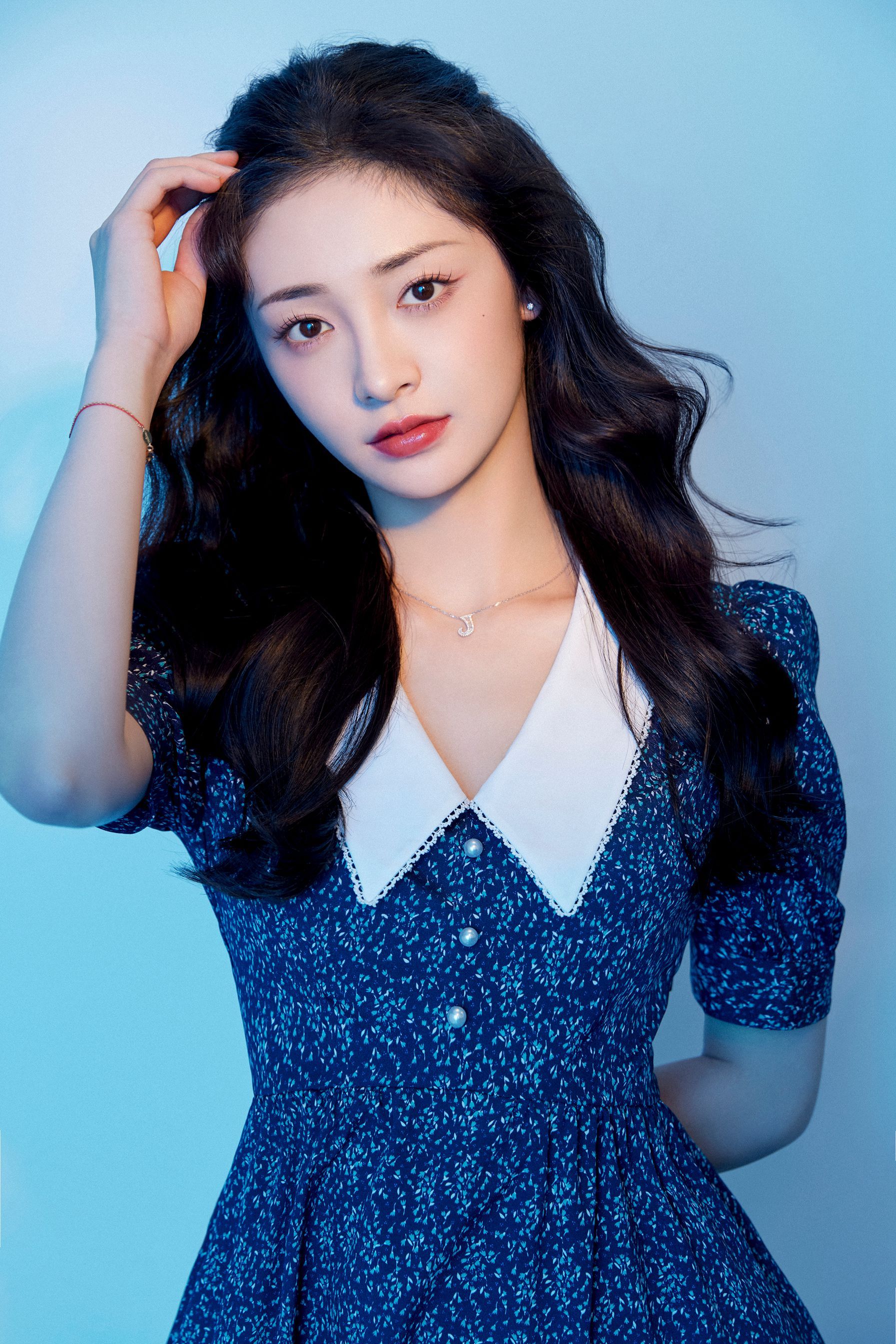 周洁琼斑点连衣裙时尚大片写真