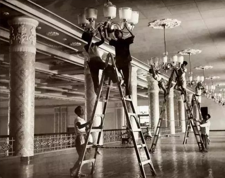 1959年人民大会堂举办国宴，50位电工藏在天花板中，解决安全隐患