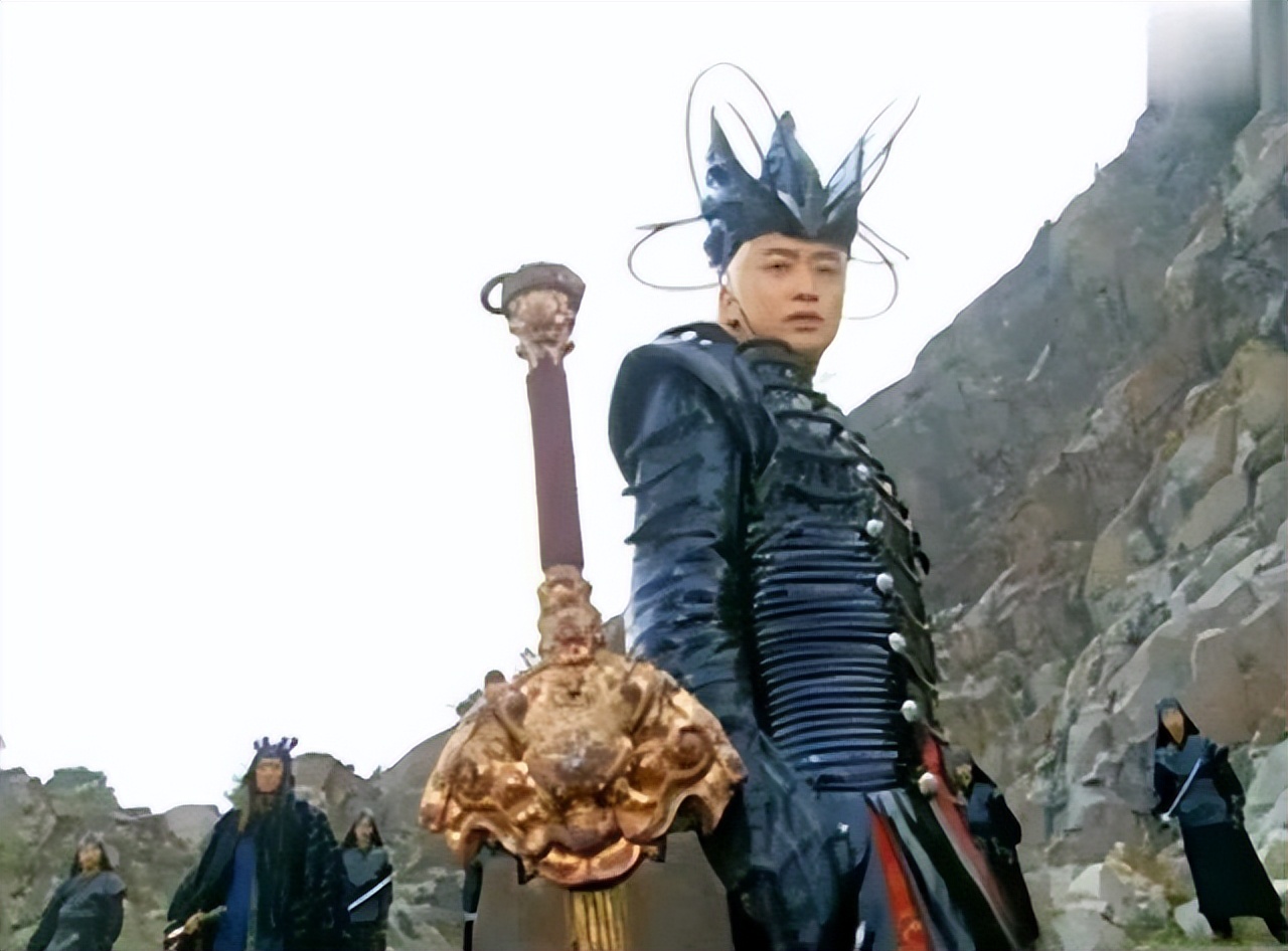 在《天剑群侠》中,邵峰在萧廷和阿卑罗王两个角色之间随意切换,时而