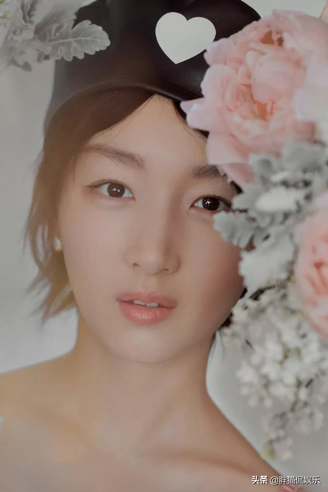 周冬雨一身粉色长裙化身美丽小天鹅，虽然不惊艳却很耐看