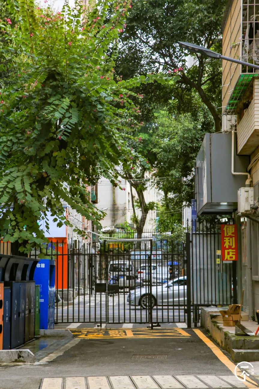 我在深圳富士康打工，月入5k，住30元旅館