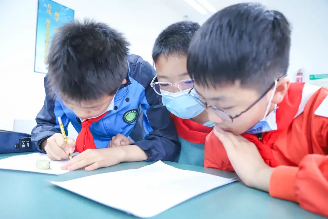 黄甲小学开展“人人参与科技节，我的科技节我做主”科技节活动