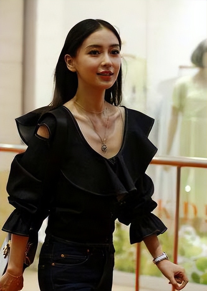 肋骨明显突出，身子干瘪，那些瘦过头的女星