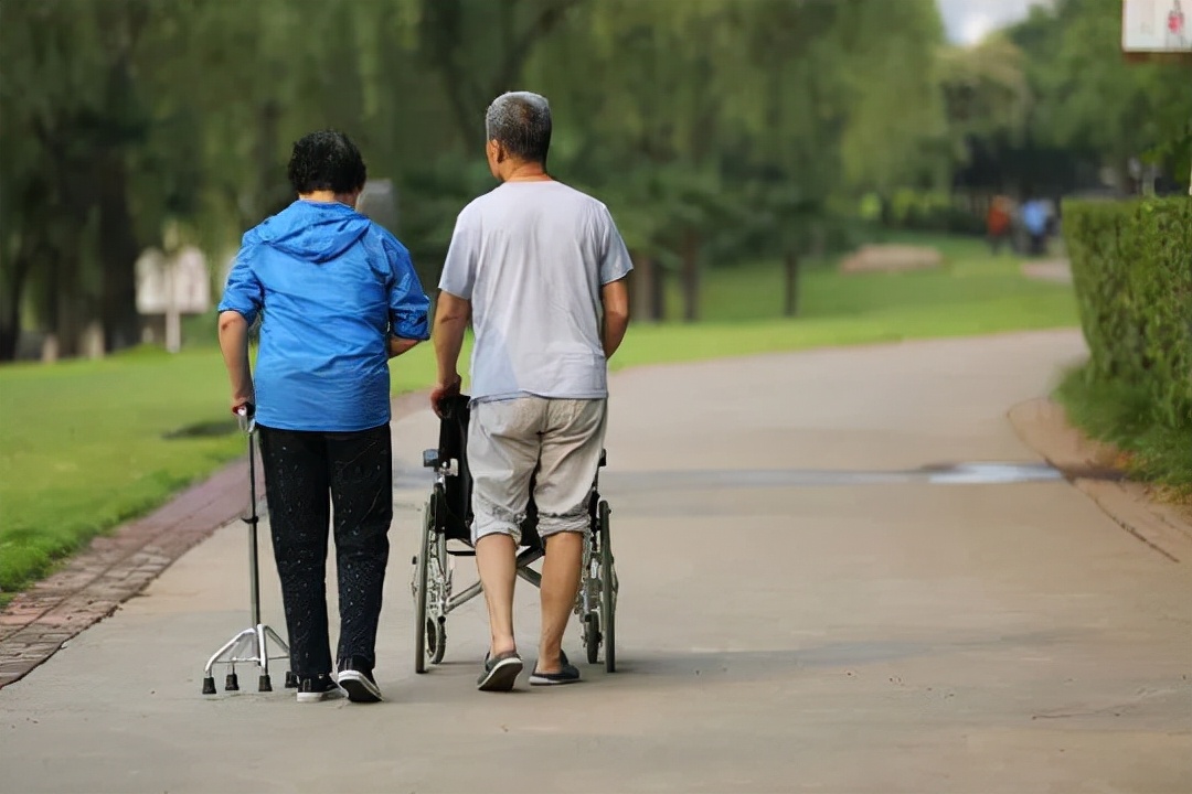 继女孩之后，男孩父母也支持儿子不婚不育了，这是时代的悲哀吗？