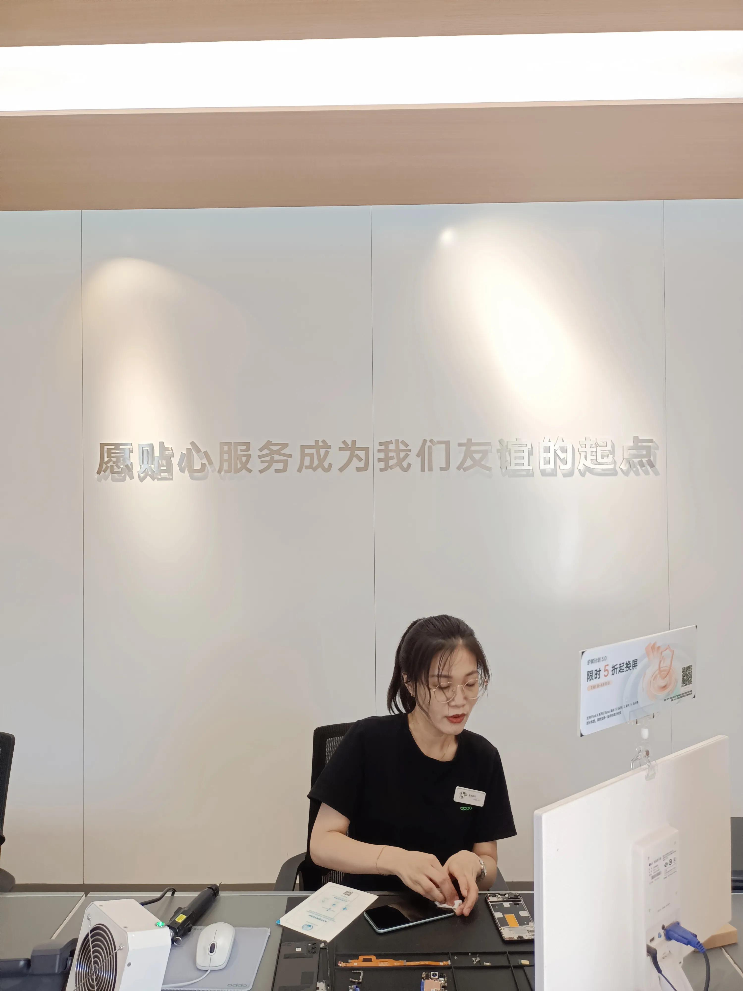 今天上午换了两个手机膜