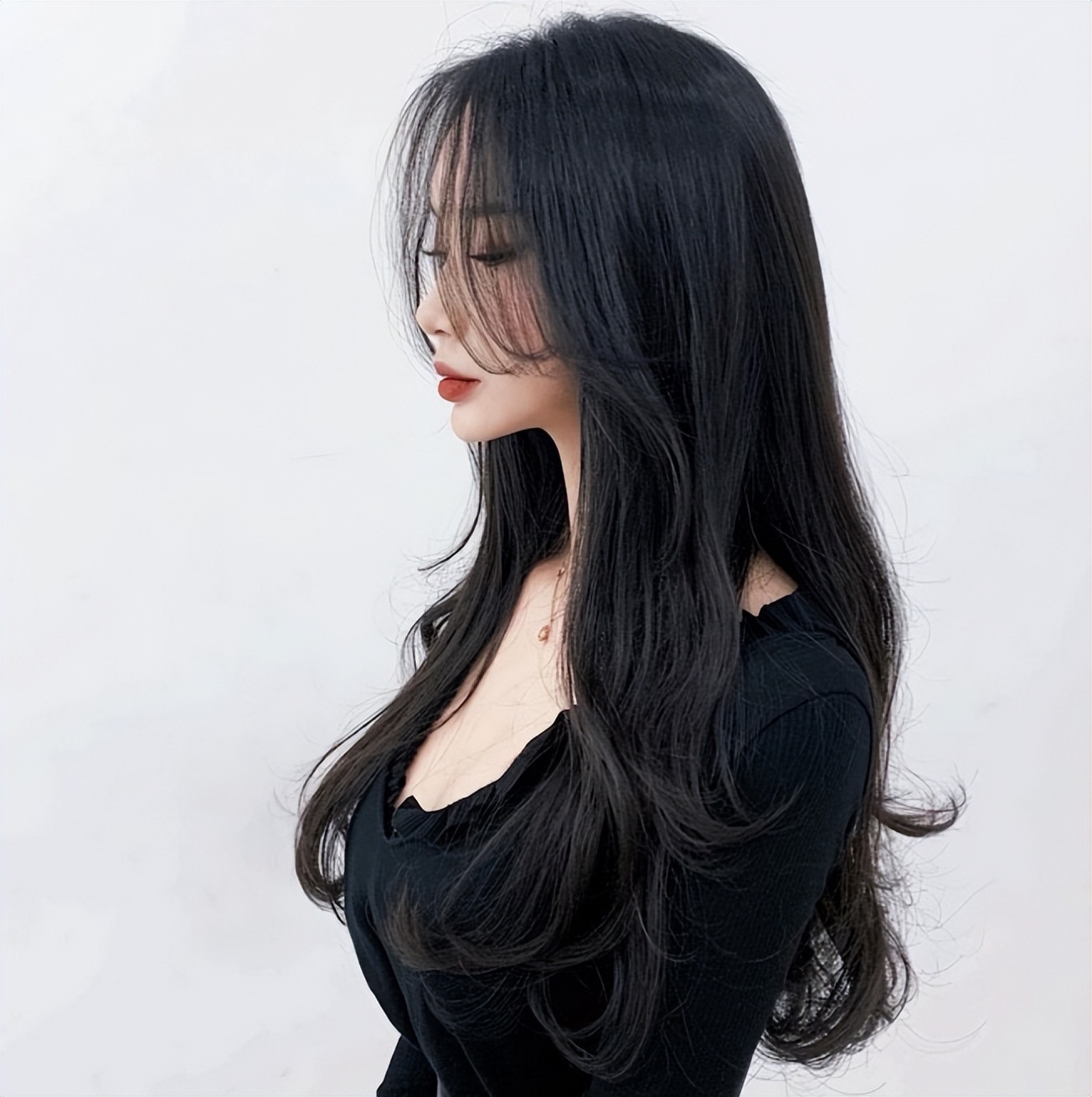 放弃你的黑长直吧!今年春天流行这3款长卷发,时髦减龄还显脸小