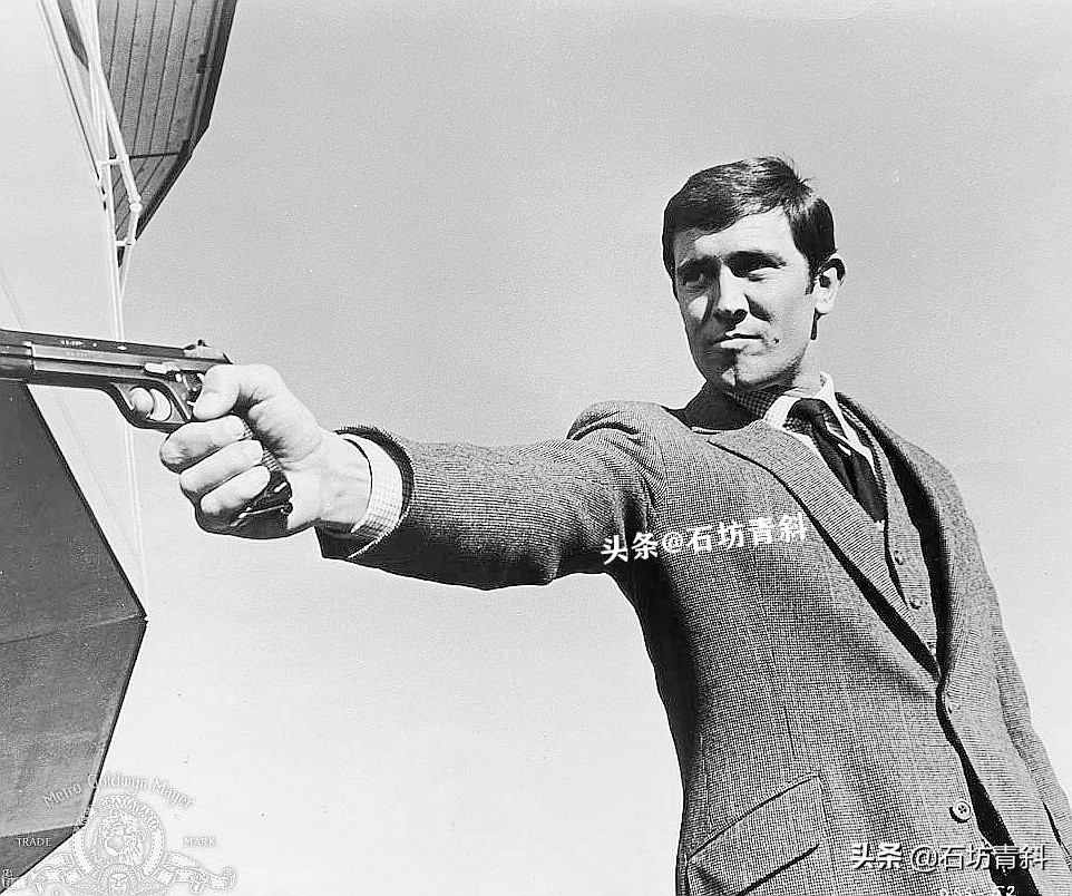 从被淘汰到被选中的罗杰·摩尔，为何拍摄007系列从不连签？