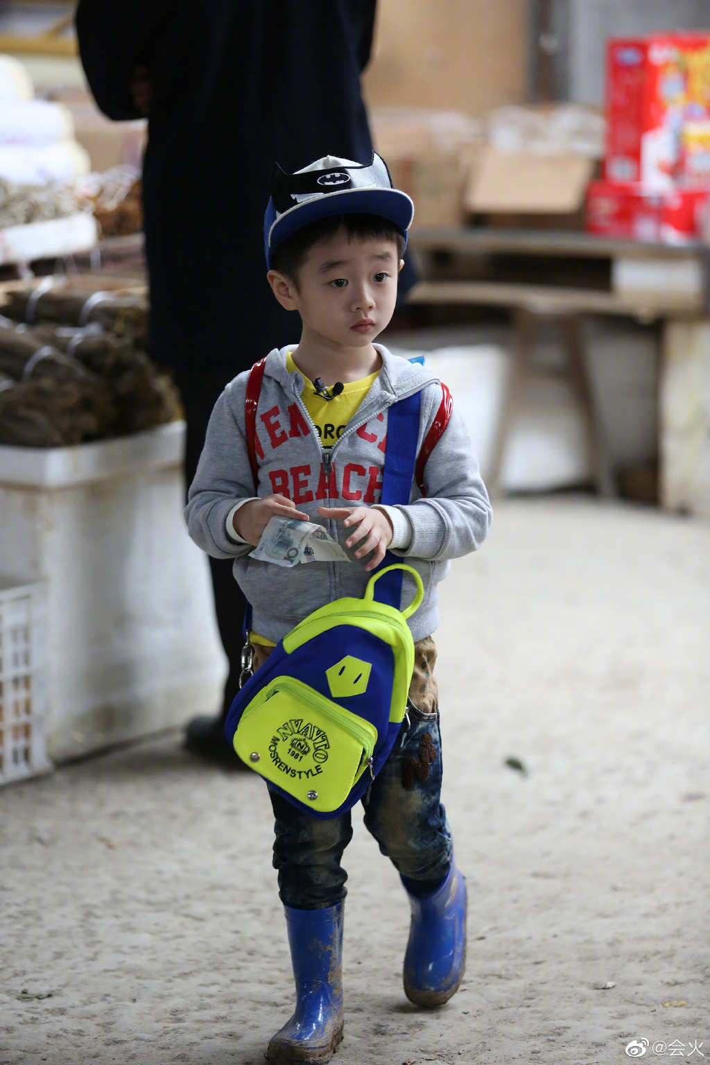 8年过去，杨阳洋长得和杨威一样高了，但网友却不买账了