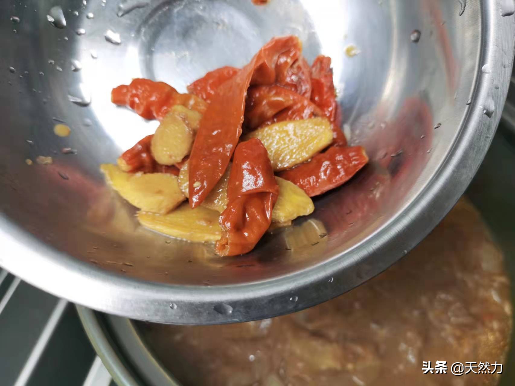 牛蹄筋要怎么做才软烂入味，教你家常做法，一口下去全是胶原蛋白