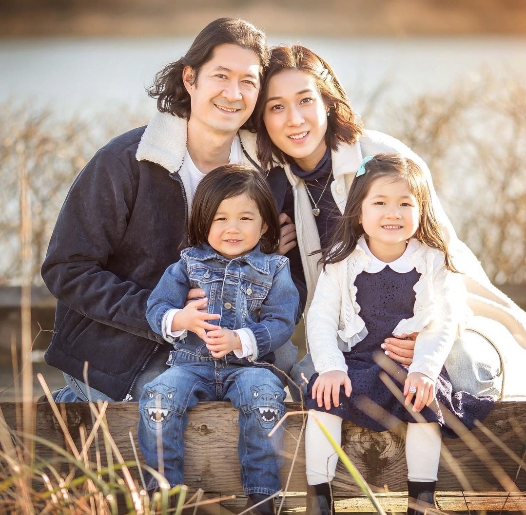 钟嘉欣和女儿为彼此化妆，英文粤语切换自如，Kelly表情古灵精怪