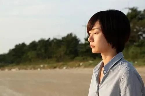 她曾得到王家卫的青睐，凭借“尺度片”一脱成名，如今42岁仍单身