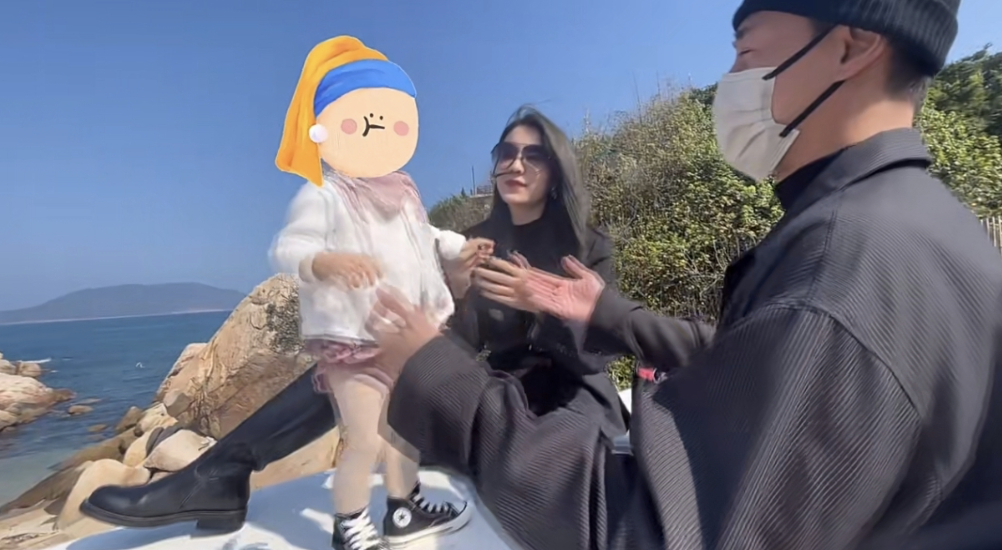 林峯携妻儿海边度假，拥女儿入怀被喊爸爸，格格大脑门被赞有福气