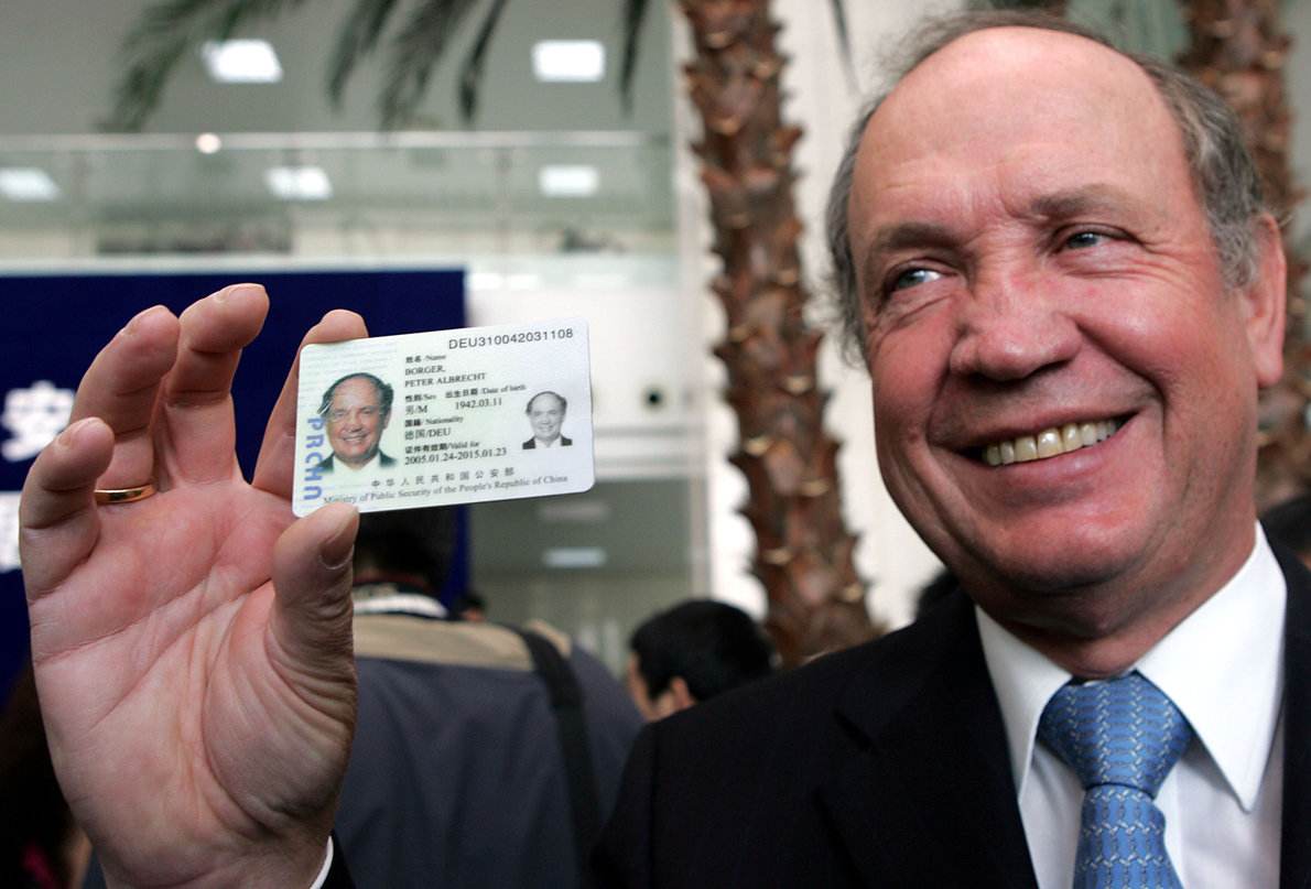 外国人拿到中国“绿卡”后，身份证上写什么民族？三种方案任你选