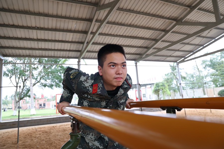 但要想变得更优秀他需要留在(备战军考正当时｜海南武警“考学快线”为备考战士圆梦军校)