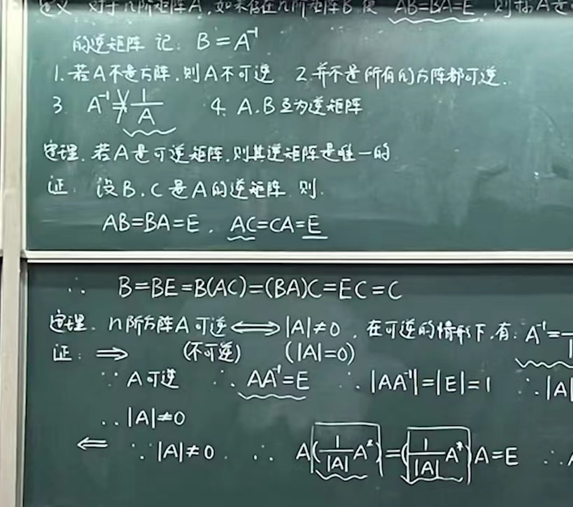 高校老师穿正装上课，举止宛如中世纪贵族公子，网友：太儒雅了