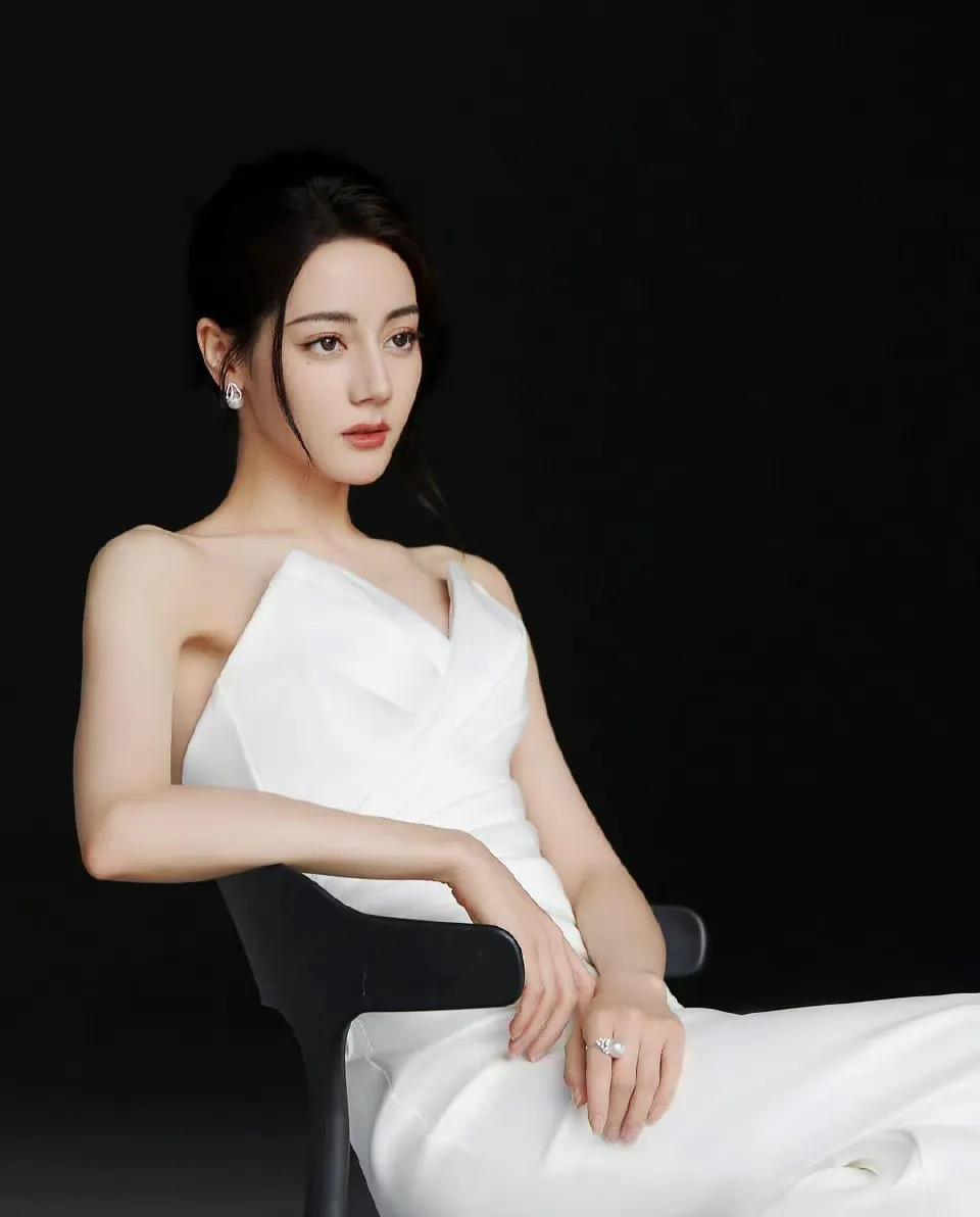 红衣杨幂与白衣迪丽热巴