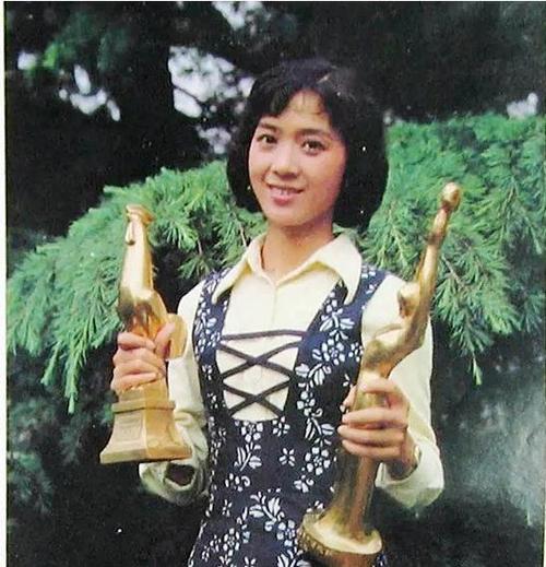 80年代第一美女龚雪,因"流氓案"断送事业,远走美国后过得如何