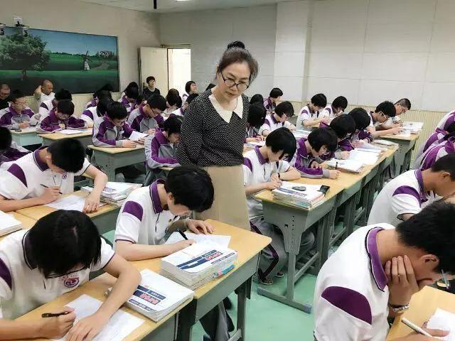 新高考英语降为副科，物理和历史上位？家长支持，老师回应很真实