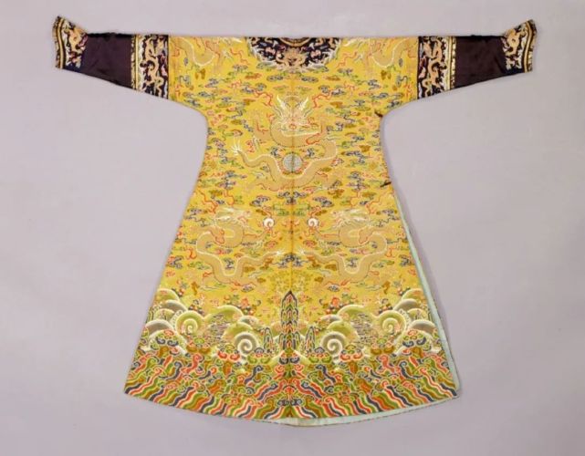 我看到在隋文帝之前,皇上所穿的龙袍颜色有两种一种红色,另一种玄色