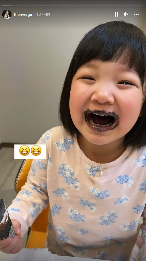 王祖蓝好欣慰！两女儿吃冰淇淋萌照曝光，长相越来越像妈妈李亚男