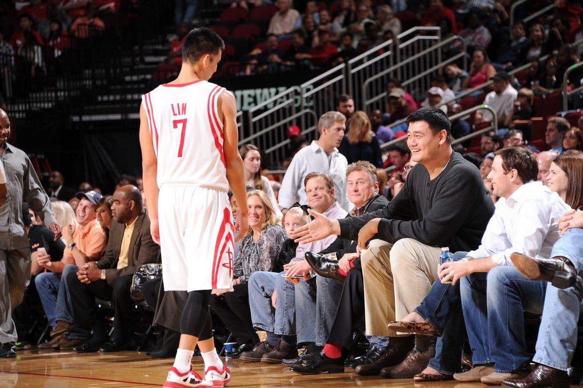 nba球迷为什么亏钱(为什么NBA球员会破产？林书豪采访：100还没有到手就蒸发64了)