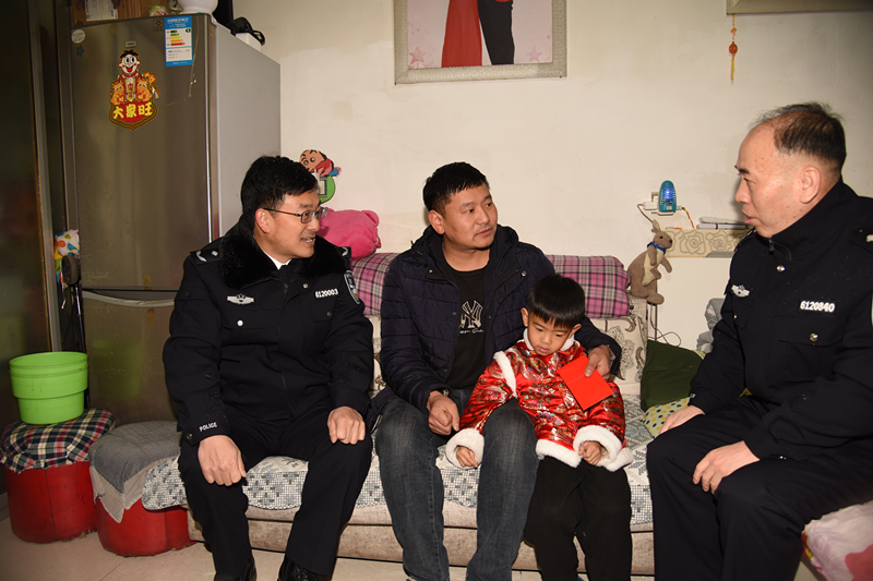 风雪无阻送真情 深切关怀暖人心——陕西省崔家沟监狱开展新春走访慰问系列活动