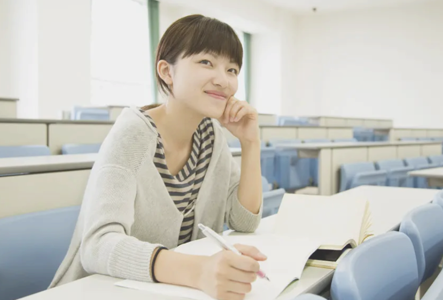 “清华学生又怎样，还不是高学历低素质！”清华教室实拍图引群嘲