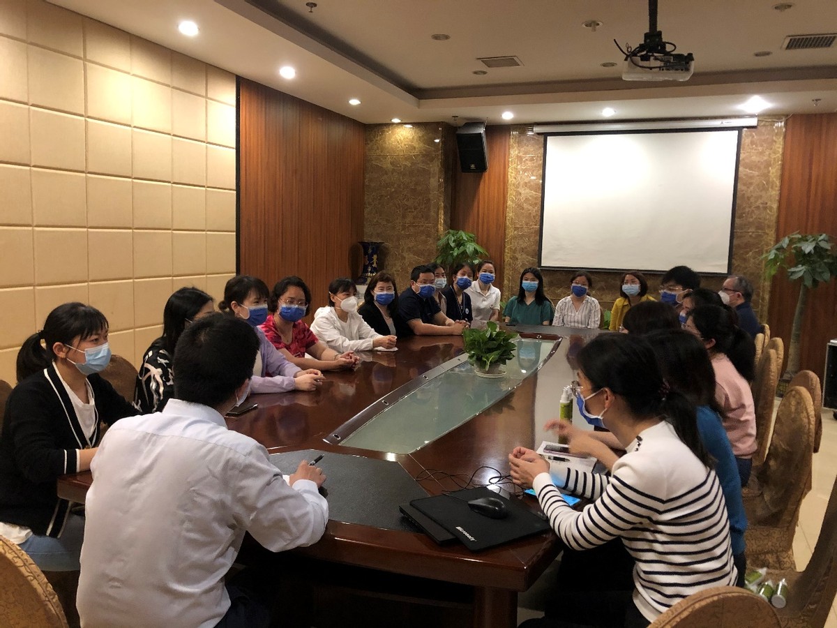 江西省人民医院红谷滩核酸采样队有序展开工作