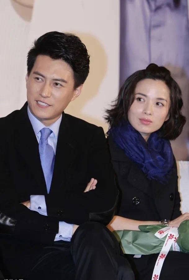 靳東老婆太低調了！和老公在一起打扮樸素簡單，氣質卻依舊高級