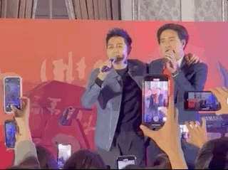 林志颖携弟弟参加年会，合唱18岁时成名曲，小志保养年轻更像弟弟