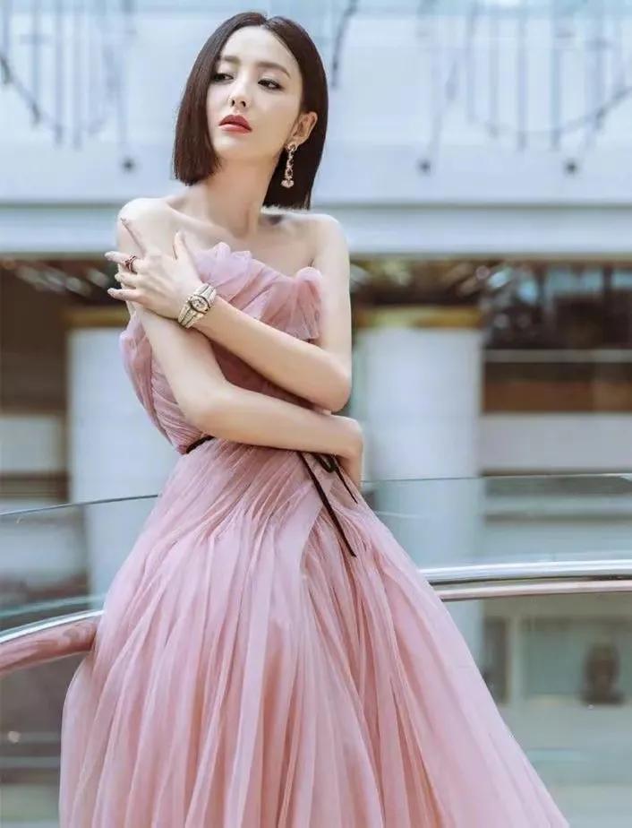 佟丽娅短发，气质优雅、清新靓丽、温婉迷人、明艳动人，太美了