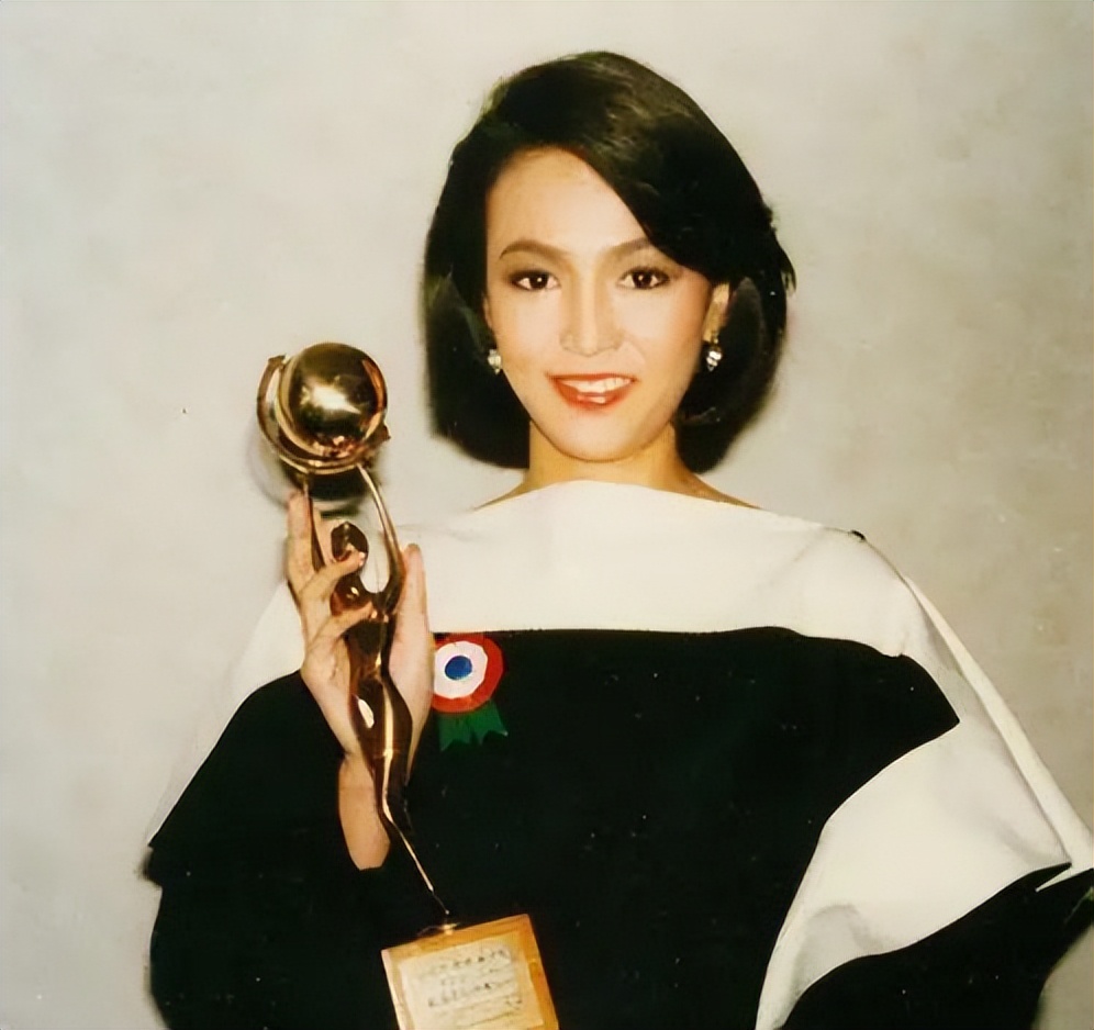 “香江奇女”郑裕玲：两段感情耗费26年青春，64岁未婚没孩子