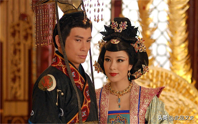 俗语：“窗户再大不是门，女人再强不是人”，看似骂人，实则夸人