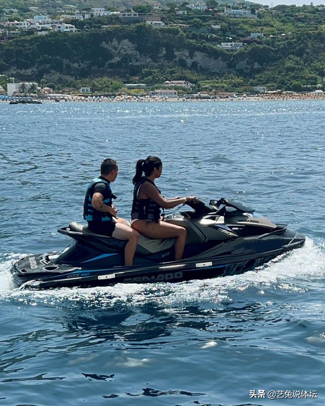 富豪扎堆避暑，贝克汉姆带妻子维多利亚冲浪，科比女儿秀摩托艇
