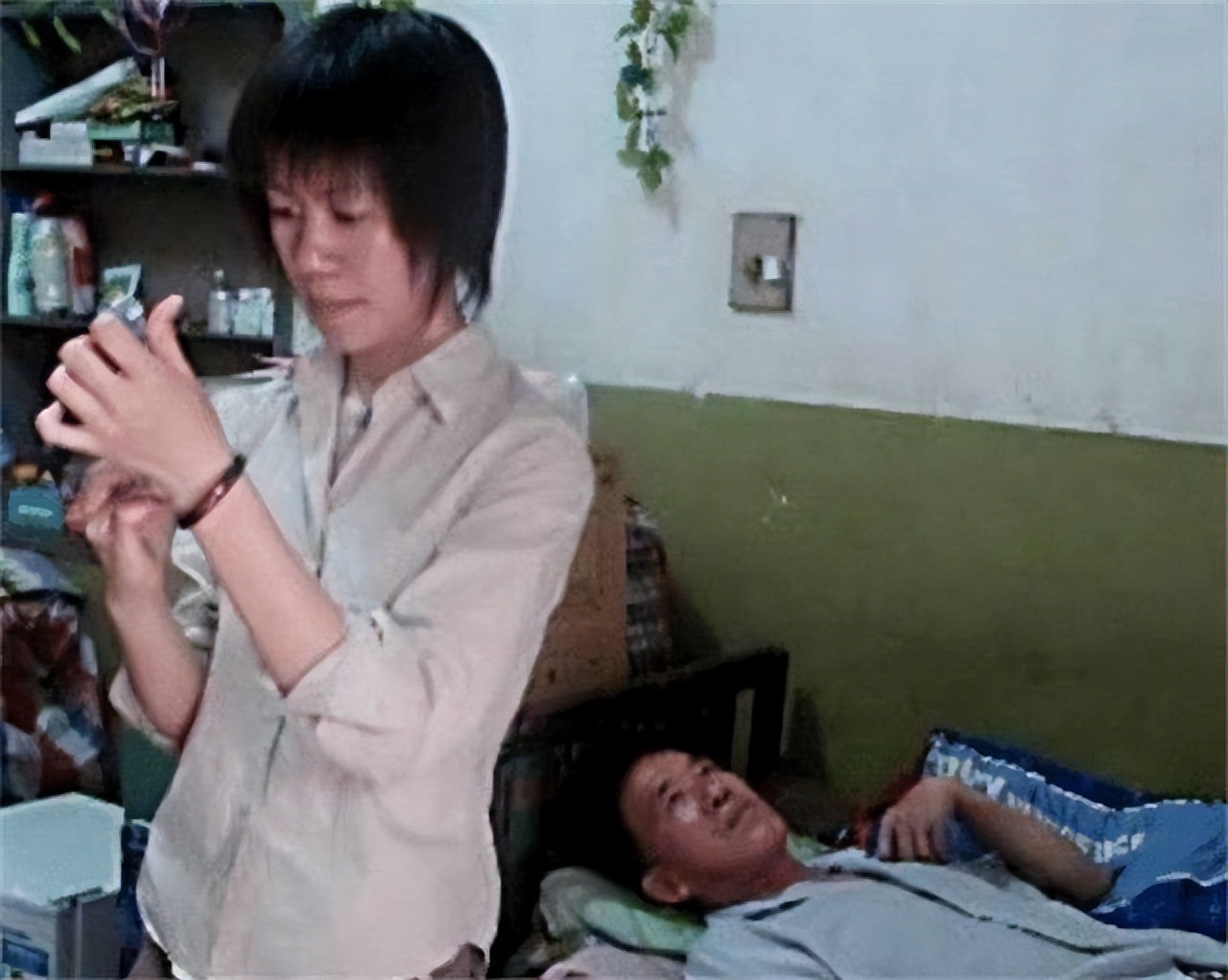 17年前，与瘫痪父亲相依为命、高考763分的广西女孩，后来如何？