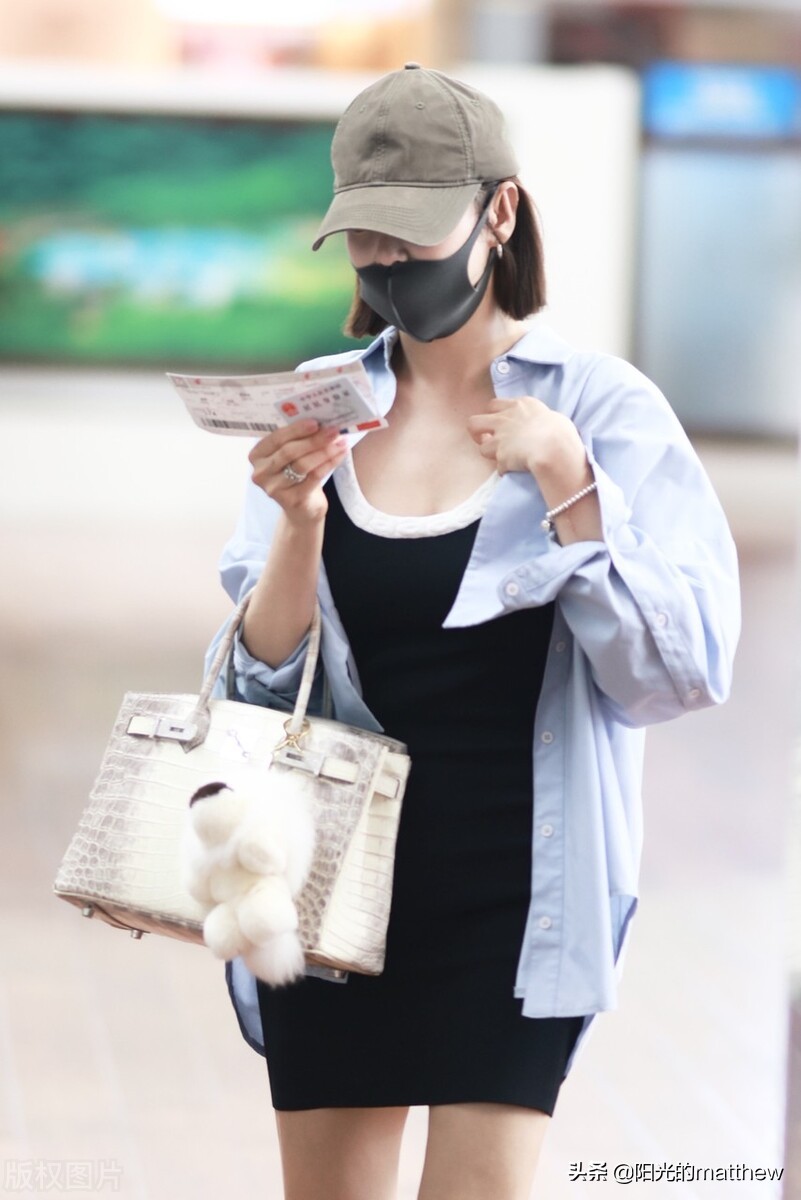 街拍：张雨绮黑色连衣裙+蓝色衬衫+手袋简约休闲