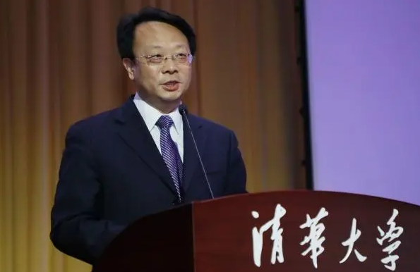 清华大学换帅，新校长上任却引起了很多网友的质疑，不是院士？