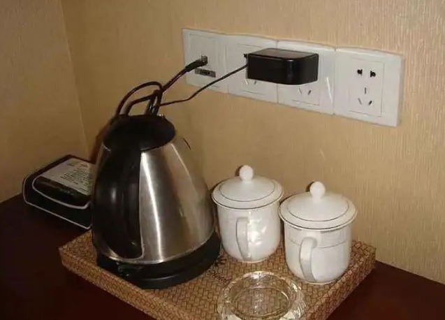 入住酒店時，為什么要燒開水倒進馬桶？資深導游：照做就對了