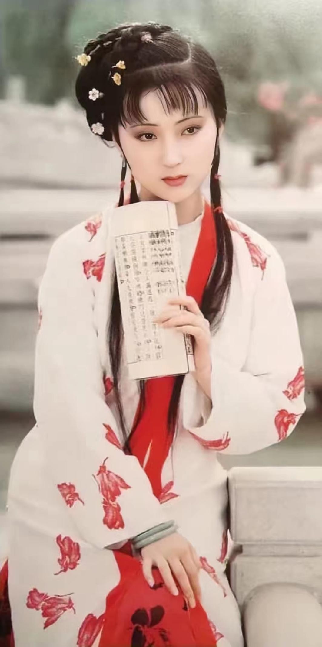 “薛宝钗”张莉身价过亿，56岁依旧未婚，终究难逃“红楼一梦”