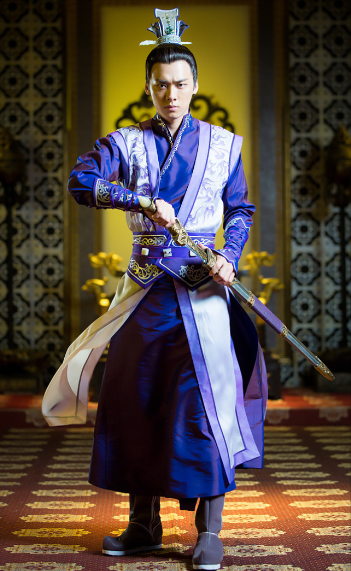 描写古代男子俊美外貌的句子(让人念念不忘的古装男神) - 火句子