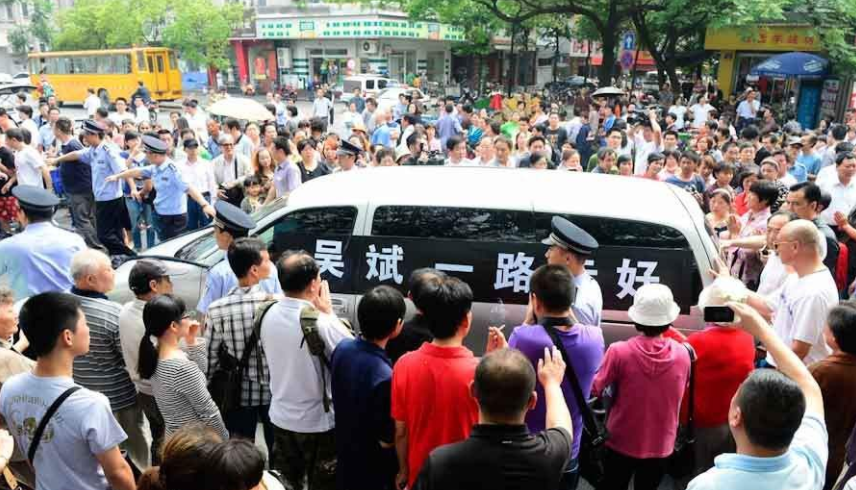 入殓师许康飞：10小时修复碎石机中的遗体，21岁女大学生拜他为师