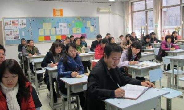 家长群自我介绍火了，名称头衔很“上档次”，翻译过来却笑翻了