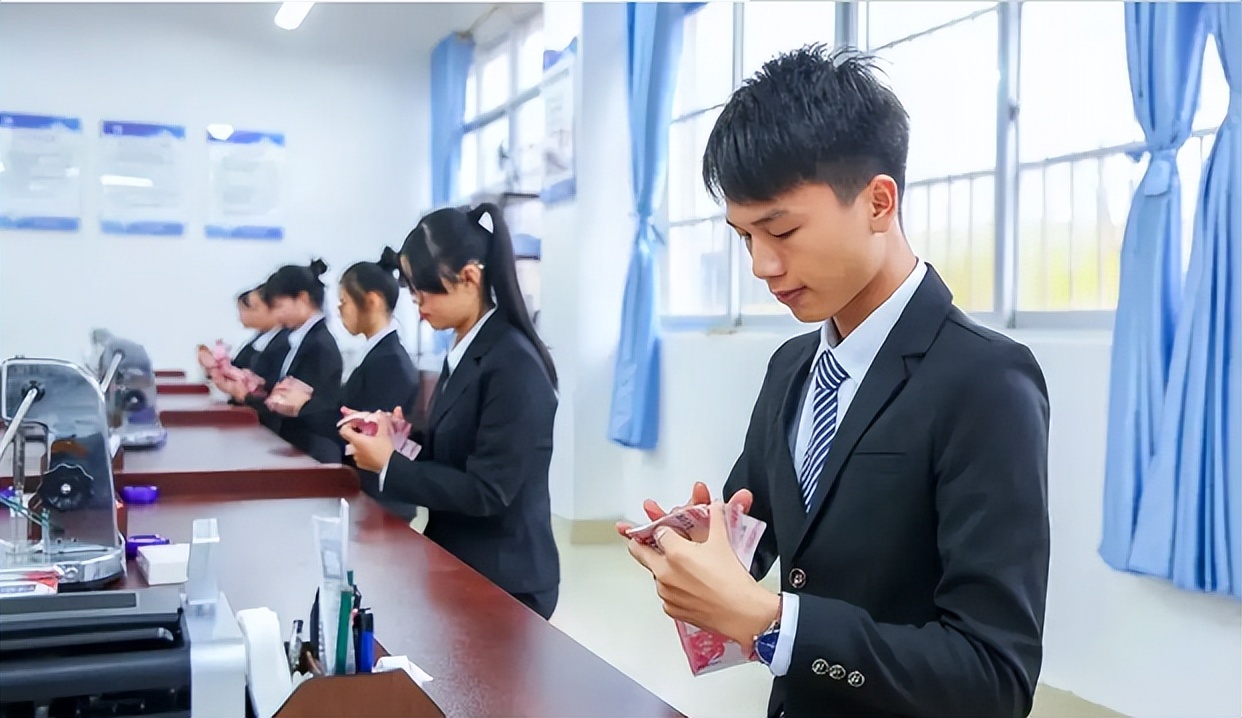 清华大学宣布本科取消会计专业，引网友热议：会计行业不行了？