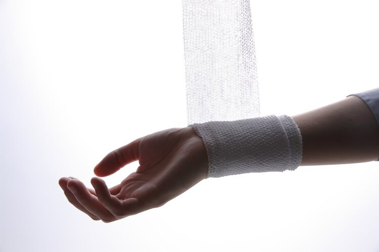 经常手脚发麻，或暗示身体“大麻烦”，2个小动作，帮你快速缓解