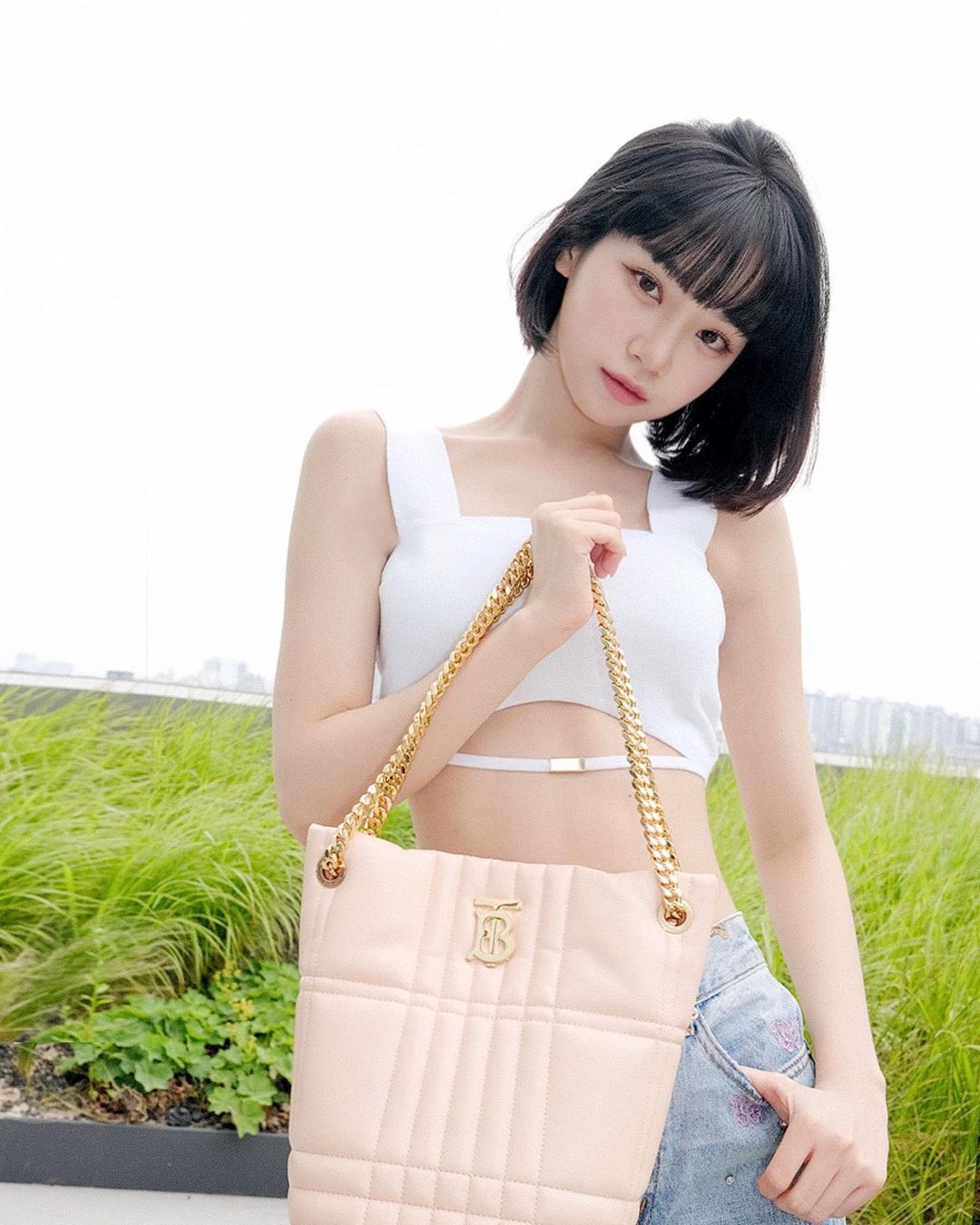 22岁女星，LE SSERAFIM金采源，炫耀青春的气息，充满活力可爱清爽