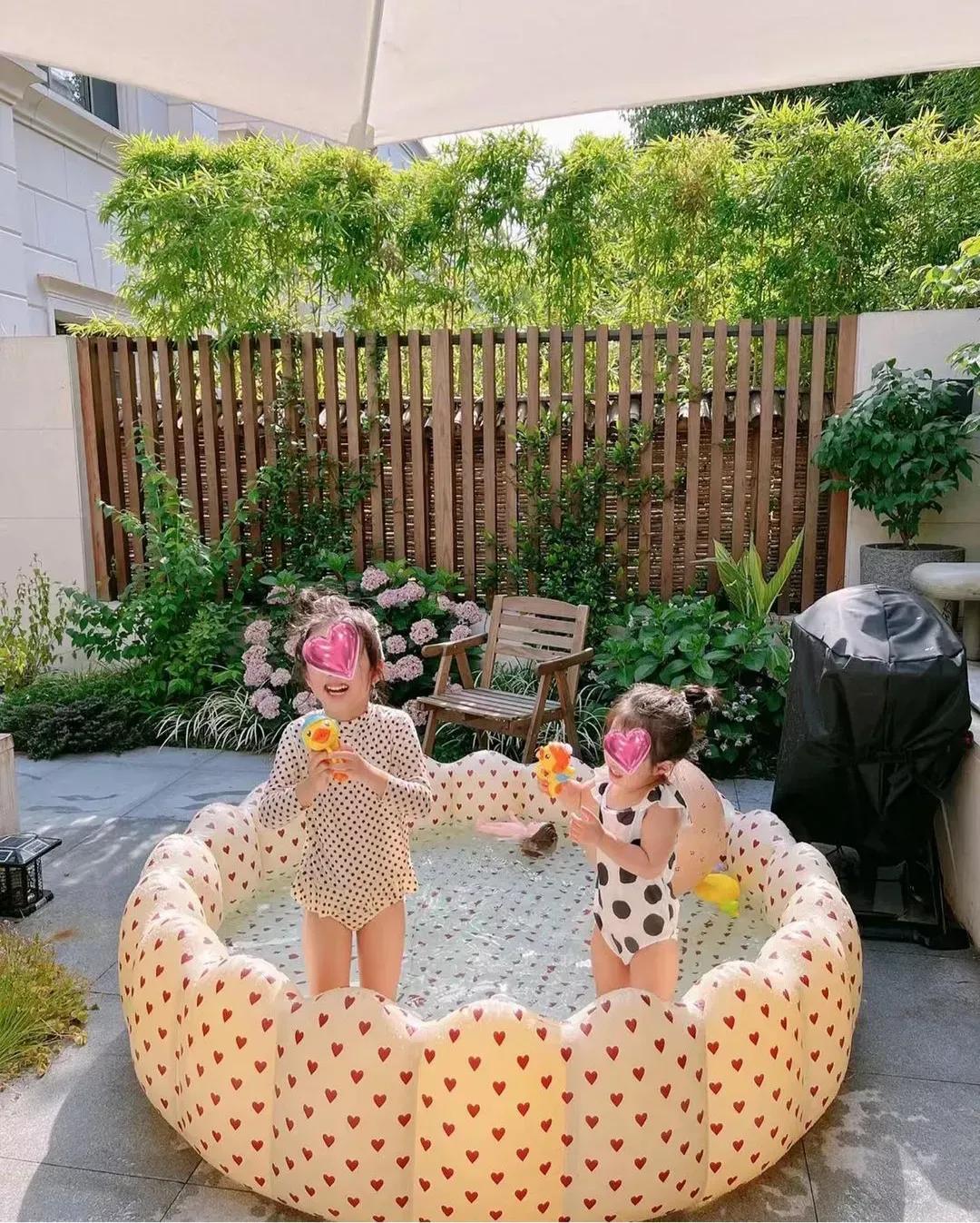 陈赫家俩女儿长大，夏日豪宅内玩水