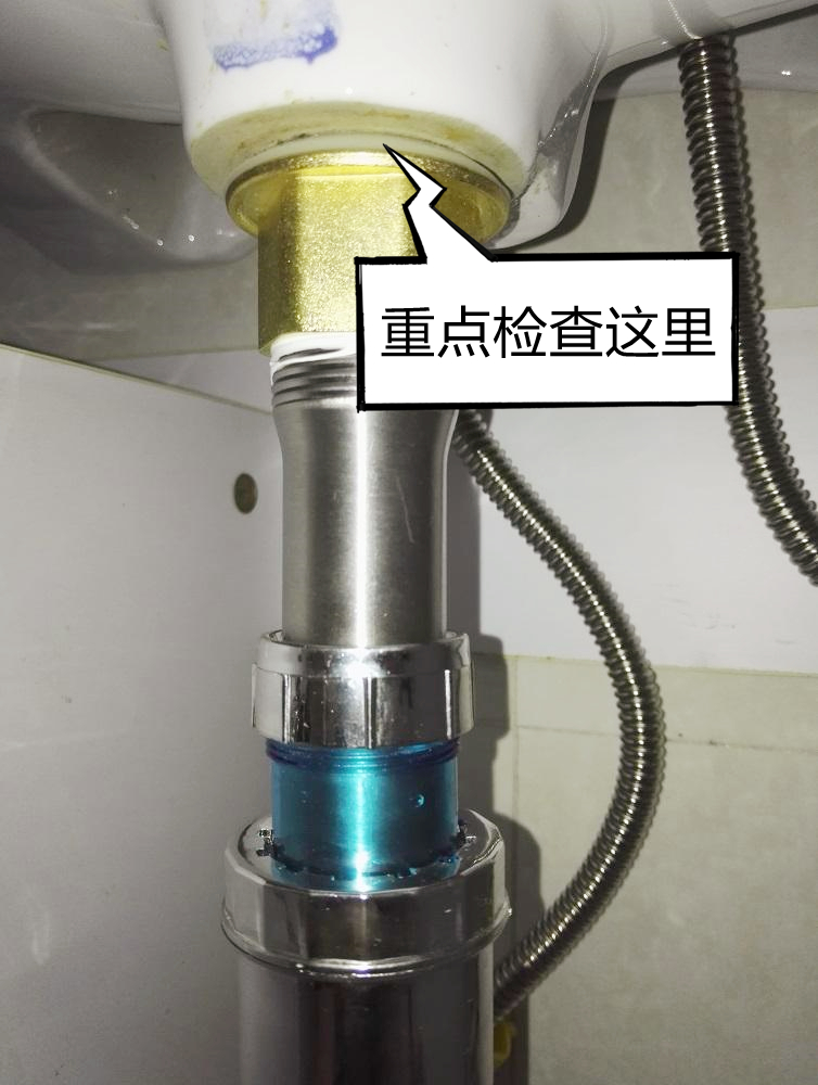 卫生间地面莫名其妙一滩水，物业来了七八次，终于找到问题的根源